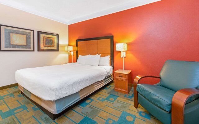 La Quinta Inn & Suites by Wyndham USF (Near Busch Gardens)