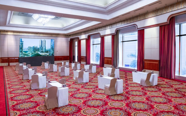 The Ritz-Carlton Jakarta, Mega Kuningan