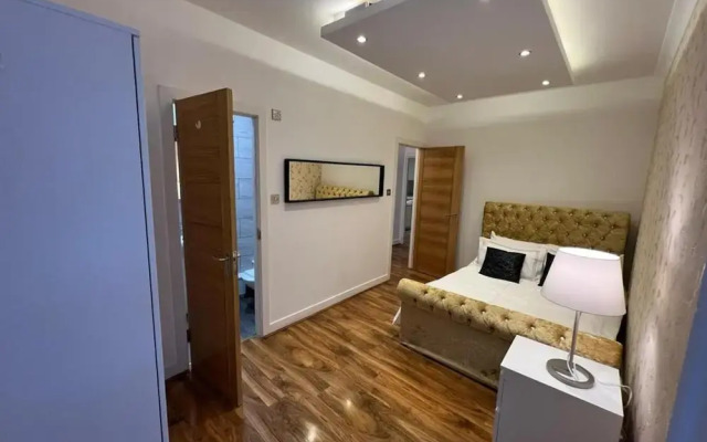 Captivating 4-bed Apartment in London