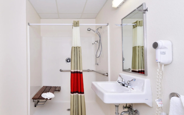 Red Roof Inn Sandusky - Milan