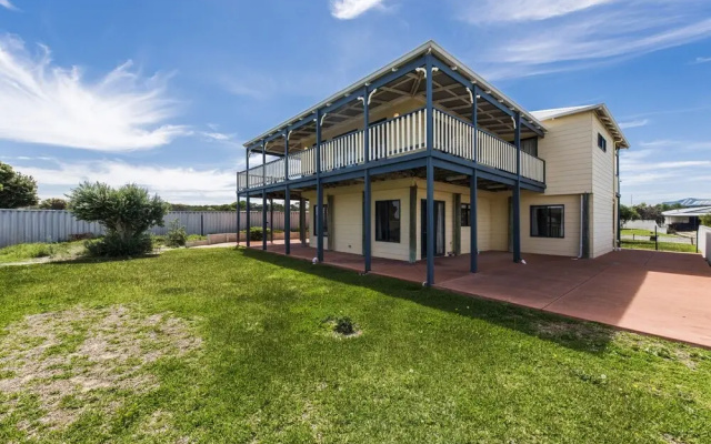 Sea Change - Spacious Family Holiday Accommodation Pet Friendly