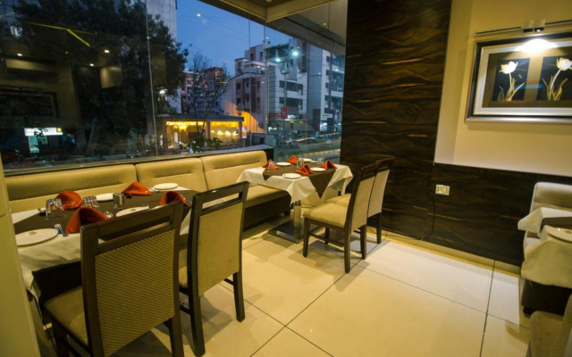 Super Townhouse OAK Regal Inn Near Sant Tukaram Nagar Metro Station