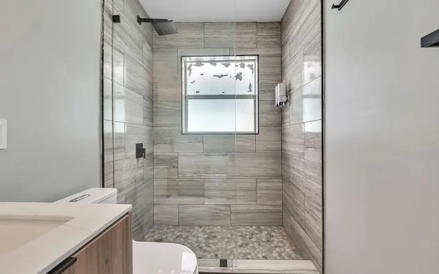 Modern Apt Near Beach Views & Wi-fi