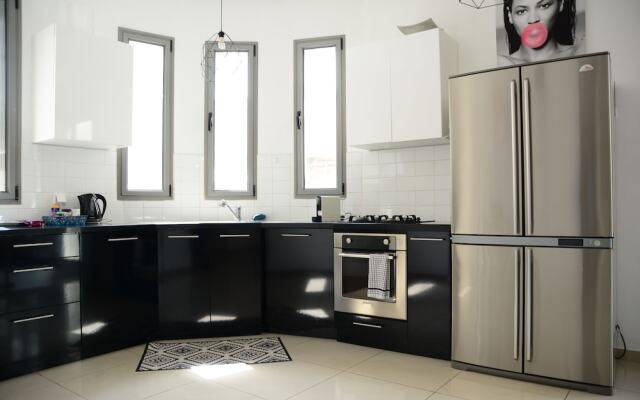 Superior and Spacious Duplex in the Kerem