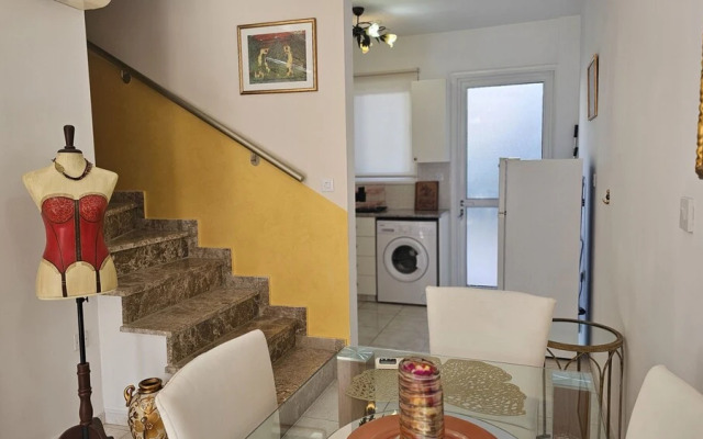 27 NIC - Stay Alex s House