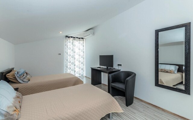 Stunning Home in Vrsi Mulo With Wifi and 4 Bedrooms