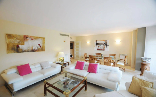 Luxury Apartment with Swimming Pool