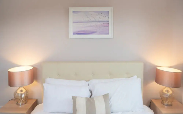 Stunning 2 bed Seaside Apartment With Sea Views