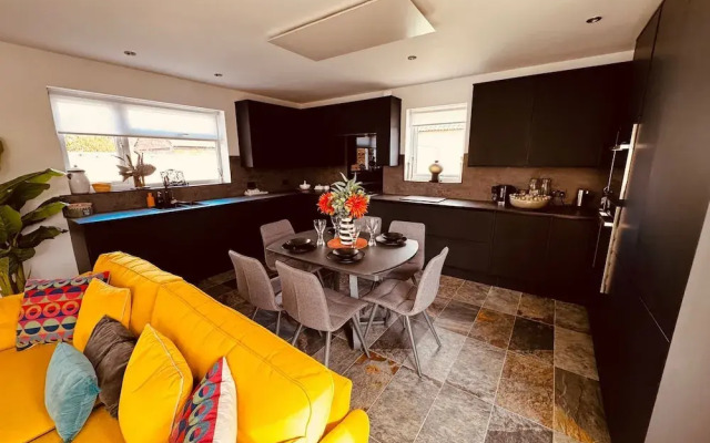 Luxury Adult-only 2-bedroom Bungalow With Hot Tub
