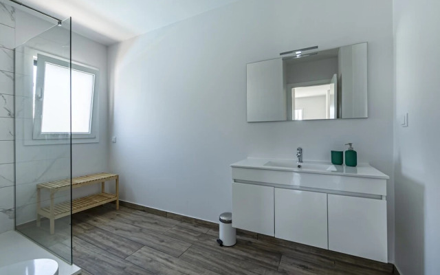 Captivating 4-bed House in Cadaval District-lisbon