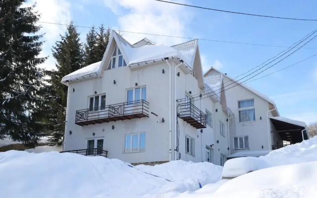 Lastivka Guest House