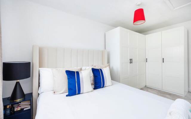 Stylish 3-bed Home in East London Free Parking