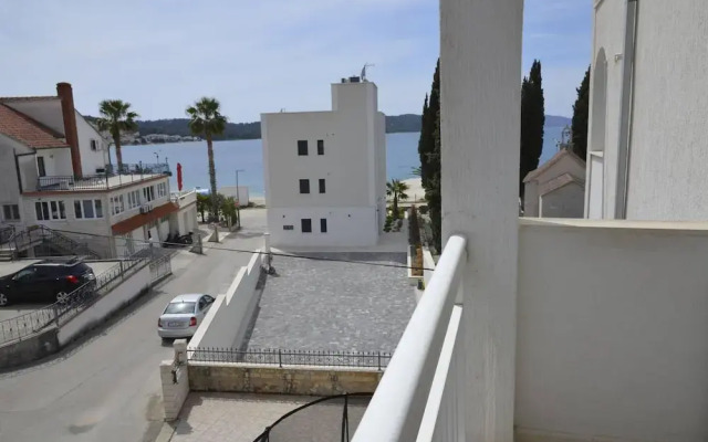 Remarkable 2-bed Apartment in Okrug Gornji