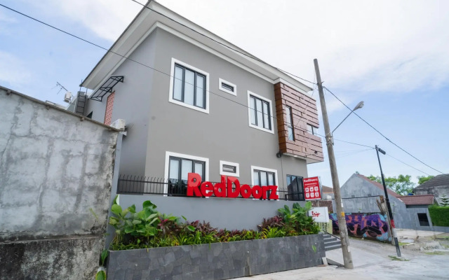 RedDoorz near Sindu Kusuma Edupark 3