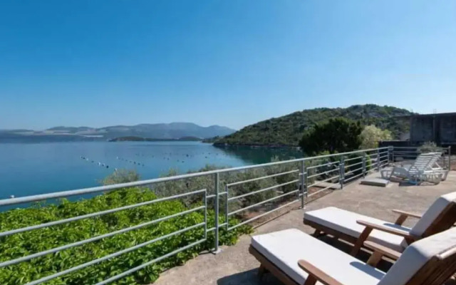 Spacious and Cozy Seafront Apartments