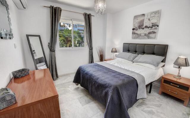 TIMON II, Luxury 3 bedroom Beachside Apartment