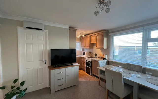 Beach Chalet - 2 Bedrooms - 4 Guests - Parking