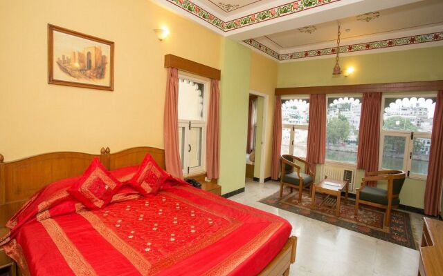 Hotel Sarovar on Lake Pichola