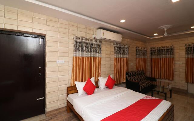 OYO Flagship 27998 Golden Inn