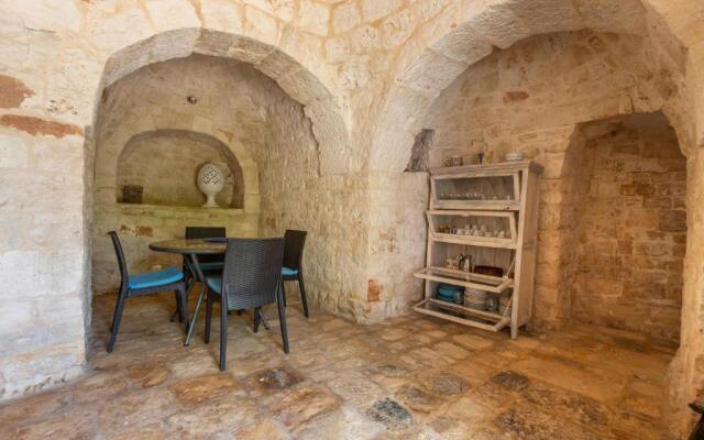 2496 Trullo Chiaro di Luna by Perle di Puglia