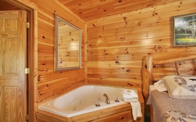 Spacious Cubby Bear Cabin with Private Hot Tub by Redawning