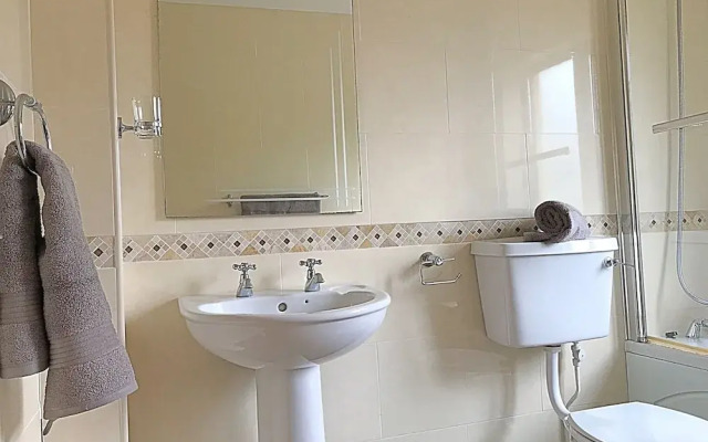 Immaculate 3-bed House With Private Secure Garden