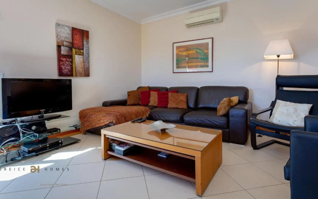 Greice Homes-Luxury 2 bed en-suite south facing & Golf view