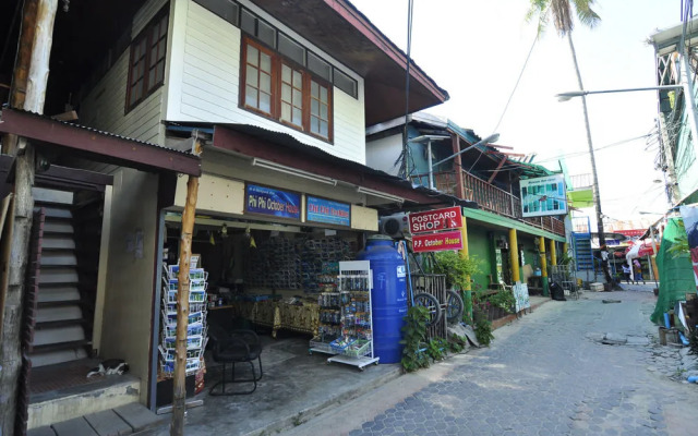Phi Phi October House