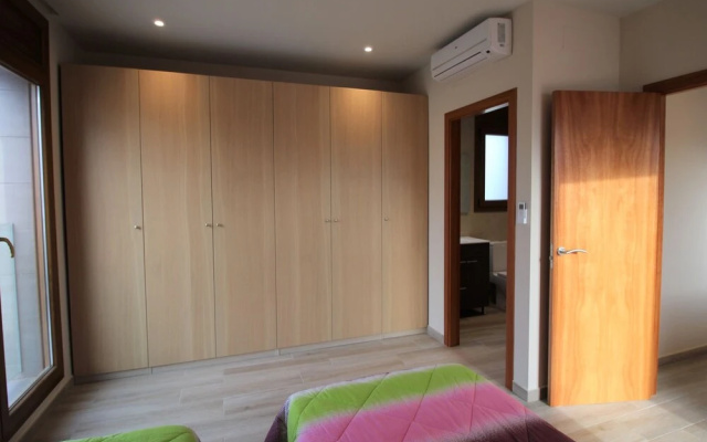 Modern Holiday Home on the Canal With Private Swimming Pool