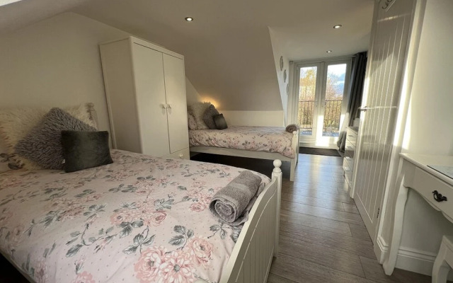 3 Bedrooms - 2 Bath Rooms - Dog Friendly - Parking