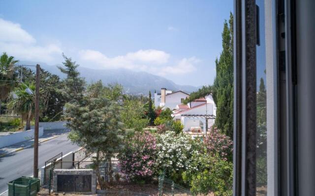 Beautiful Two-bedroom Apartment with Sea and Mountain views Sel 8-5
