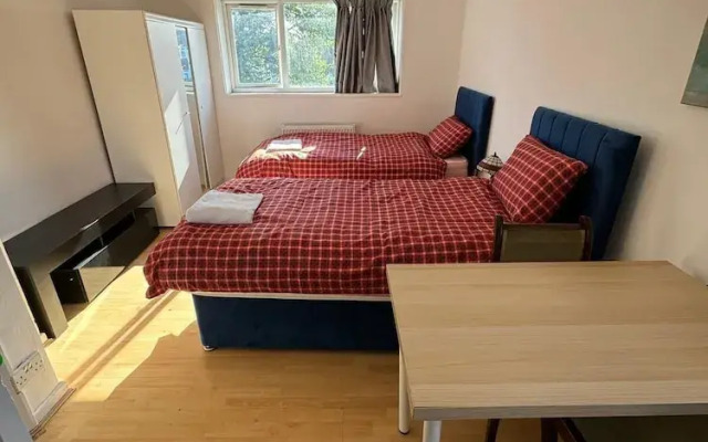 3BR Home Near Hounslow West Tube Station