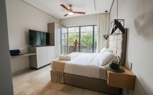 203B Amira Studio By Sandy powerful