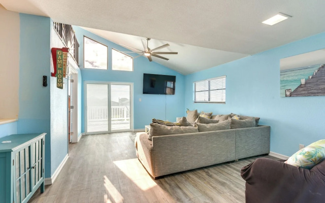 Walk to Beach: Family-friendly Galveston Home!