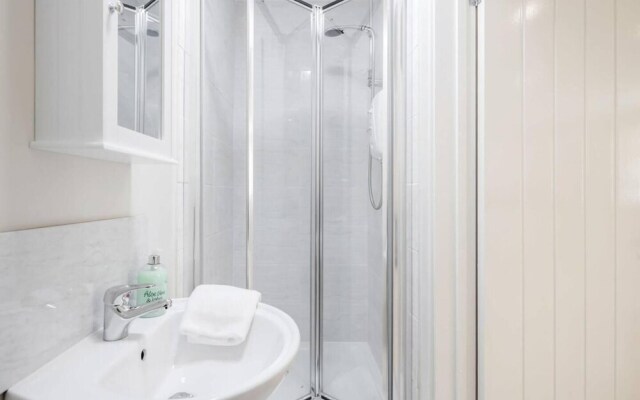 Cosy 2BR Maisonette Near Hospital & Stations