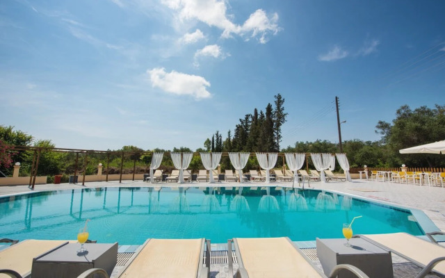 Sandy Beach Complex by Konnect - Poolside Studios and Seaside Apartments