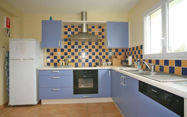 Classic Holiday Home in Riec-sur-bélon With Private Garden