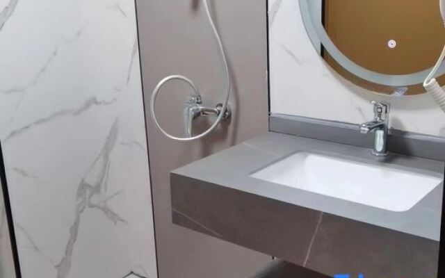 Tongcheng Qitian Business Hotel