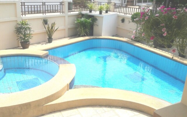 4 Bedroom House & Private Pool Pattaya