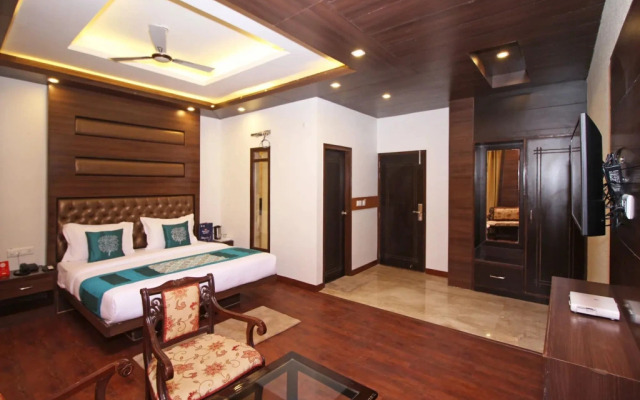 OYO Premium 093 Near St George College