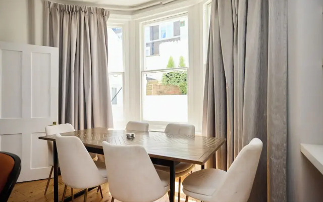 The West Kensington Hideout - Cozy 2bdr Flat With Garden
