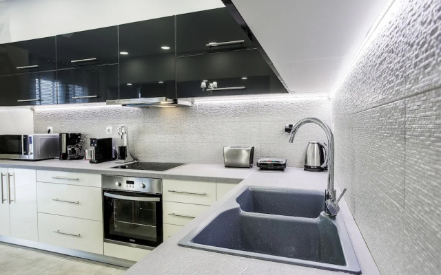 Spacious 3-Bedroom Apartment Near the Train