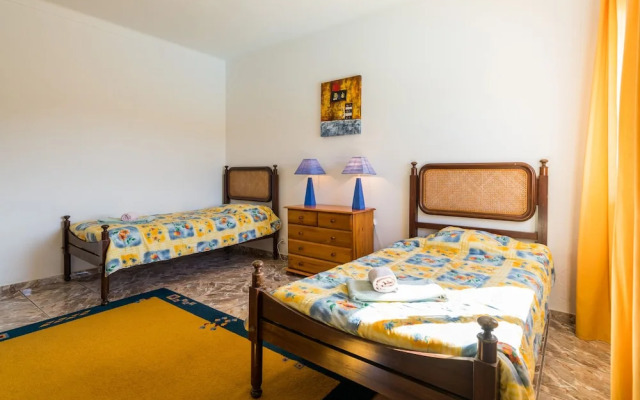 Inviting 4-bed Villa in Burgau With Private Pool