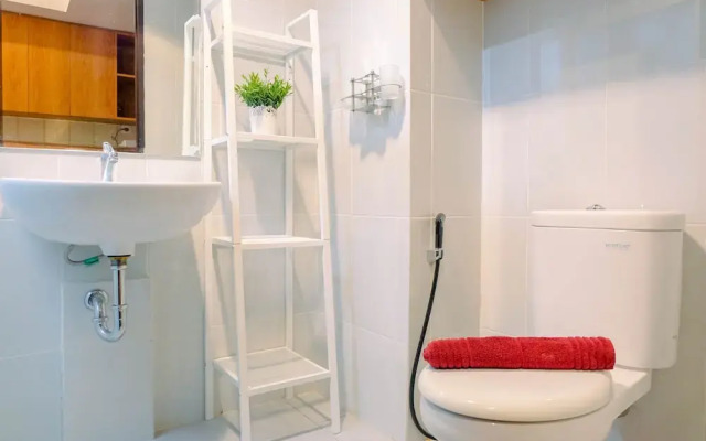 Warm Design Studio Apartment at Casa De Parco