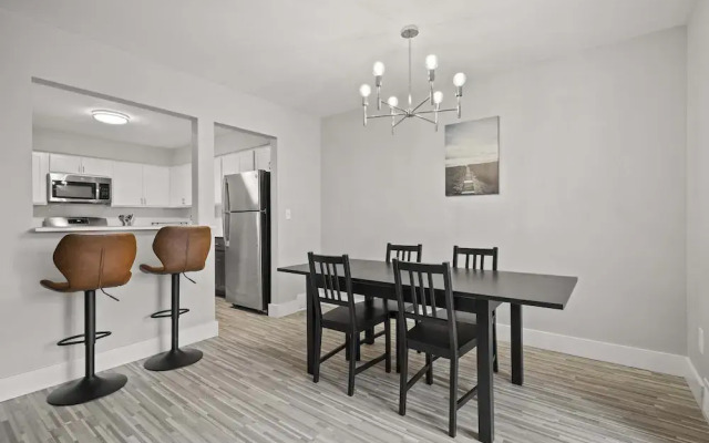 Stylish 2BR 2BA Stay in Prime Location