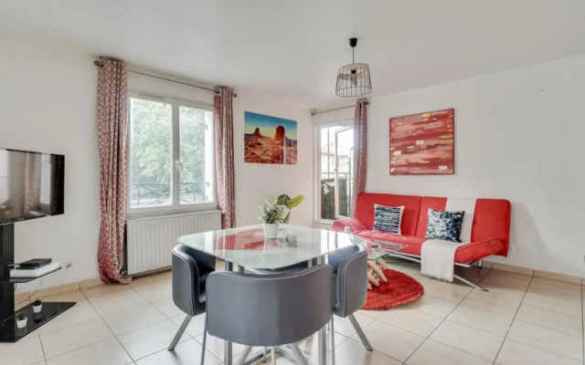 Chic apart with parking near Paris