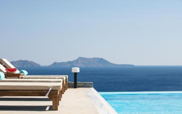 Seafront elegant villa, with infinity pool & devine views!