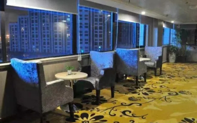 Huayi Hotel (Shanghai Hongqiao Airport Linyi Road Subway Station)