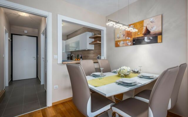 Modern Holiday Home With Terrace and Outdoor Jacuzzi