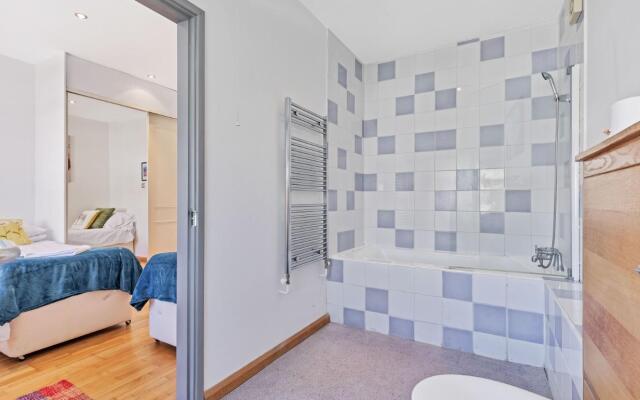 Sunshine Central House | Large luxury group house | Roof terrace | Fast Wifi